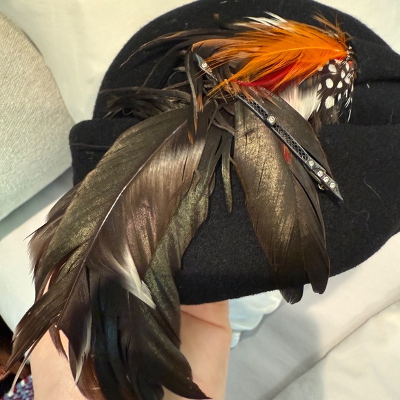Vintage wool felt hat with feather and pin detail